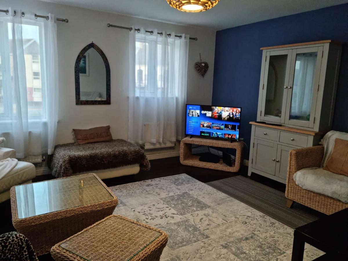 Sea Escape The Tardiis Beachfront Location Aberavon Beach Sea Views Driveway Parking Порт-Толбот Экстерьер фото