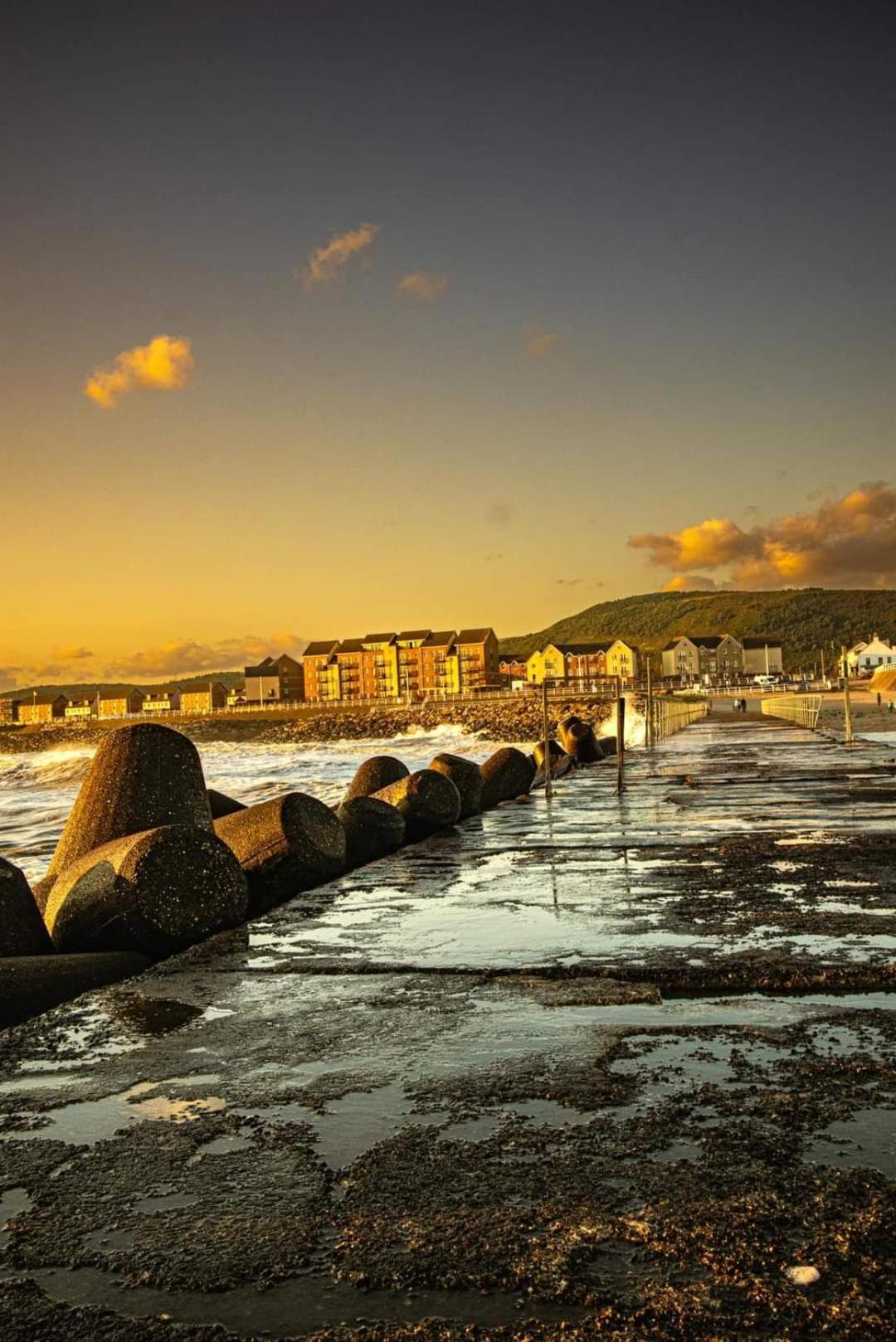 Sea Escape The Tardiis Beachfront Location Aberavon Beach Sea Views Driveway Parking Порт-Толбот Экстерьер фото