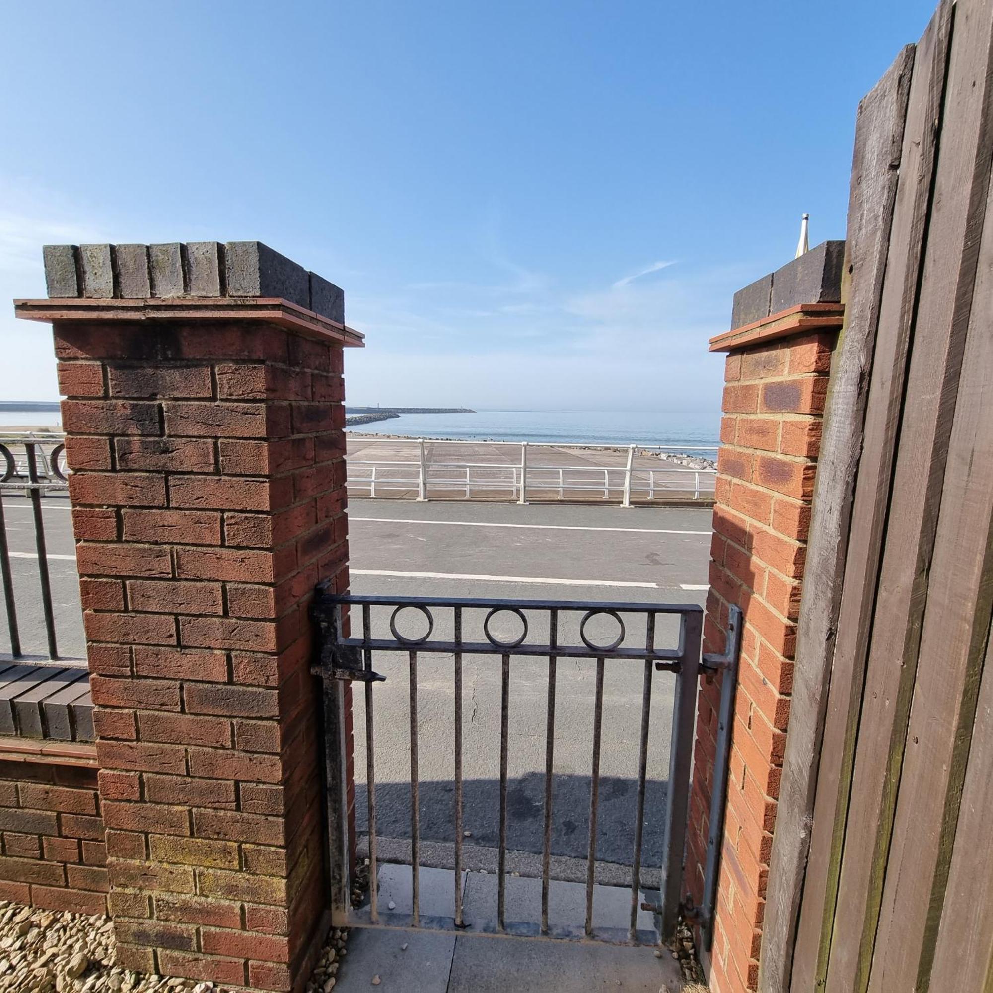 Sea Escape The Tardiis Beachfront Location Aberavon Beach Sea Views Driveway Parking Порт-Толбот Экстерьер фото