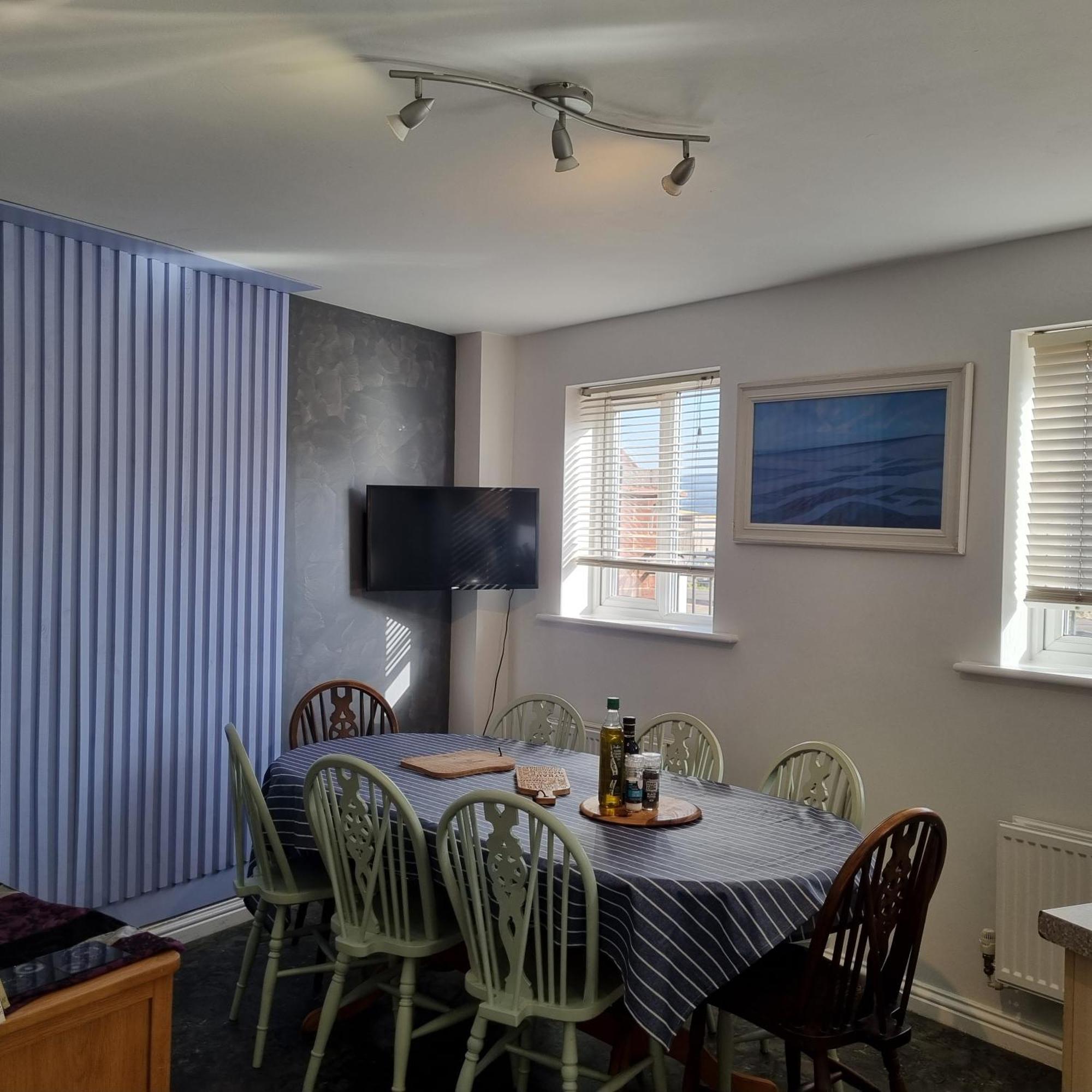 Sea Escape The Tardiis Beachfront Location Aberavon Beach Sea Views Driveway Parking Порт-Толбот Экстерьер фото